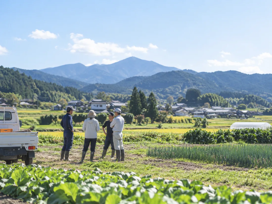 農場で話す仲間